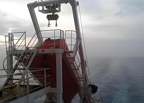 Dispositivo de lanzamiento del bote salvavidas de caída libre
