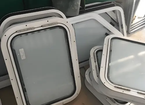 Ventana marina rectangular practicable